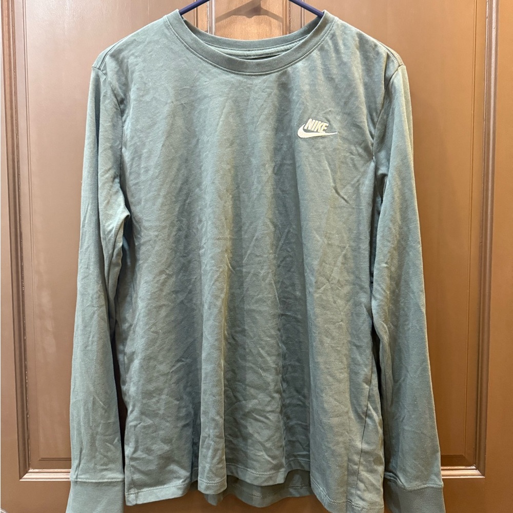 Nike Green Long Sleeve Tee for Casual Comfort